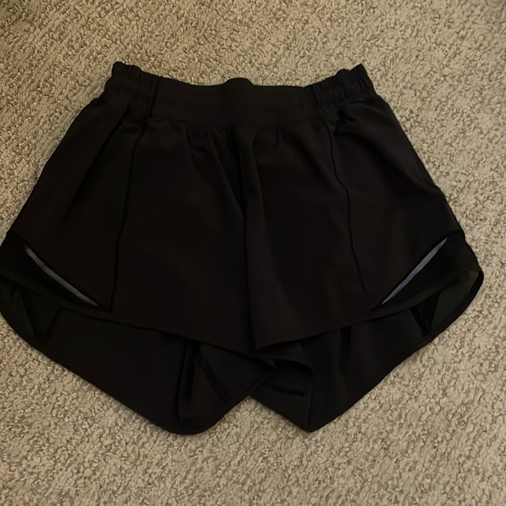 black lululemon hotty hot mid rise 4” shorts